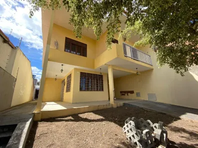 Casa com 4 Quartos à venda, 250m² no Petrópolis, Caruaru