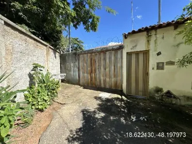 Casa com 2 Quartos à venda, 309m² no Santiago, Araguari