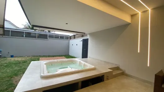 Sobrado com 3 Quartos à venda, 300m² no Aclimação, Uberlândia