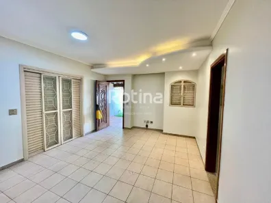 Casa com 3 Quartos à venda, 125m² no Segismundo Pereira, Uberlândia