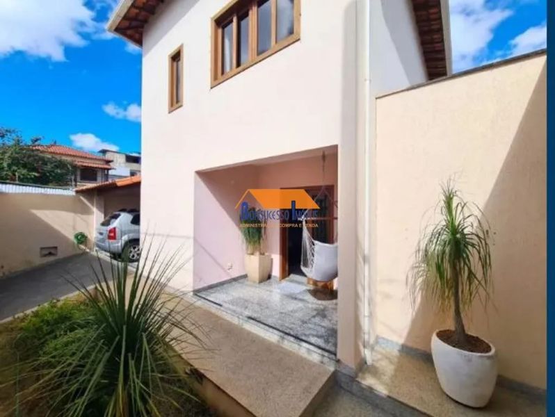 Casa com 3 quartos — Ipiranga, Belo Horizonte