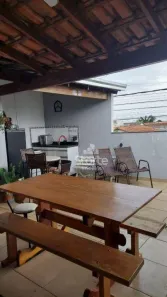 Casa com 3 Quartos à venda, 148m² no Jardim Holanda, Uberlândia