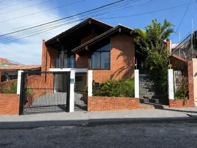 Casa com 5 Quartos para alugar, 360m² no Coqueiros, Florianópolis