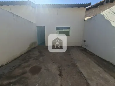 Casa com 2 Quartos para alugar, 60m² no Jardim das Palmeiras, Uberlândia