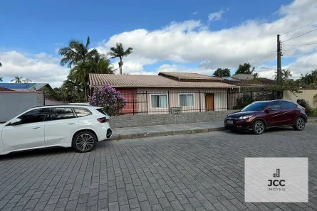 Casa com 3 Quartos para alugar, 200m² no Bom Retiro, Joinville