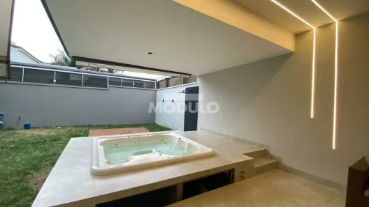 Casa de Condomínio com 3 Quartos à venda, 300m² no Aclimação, Uberlândia