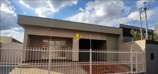 Casa com 3 Quartos para alugar, 253m² no Boa Vista, Uberaba