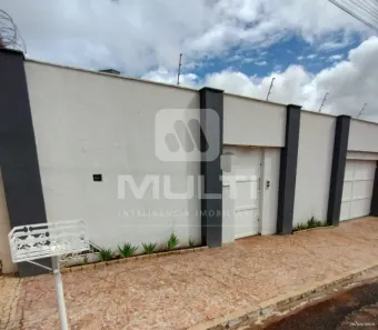 Casa com 3 Quartos para alugar, 188m² no Jardim Inconfidência, Uberlândia