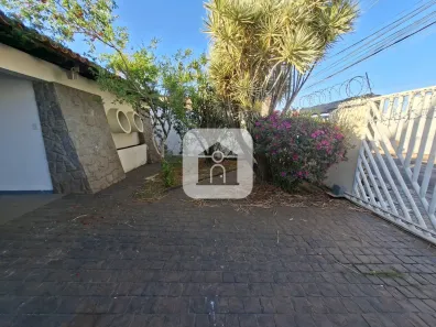 Casa com 3 Quartos para alugar, 154m² no Umuarama, Uberlândia