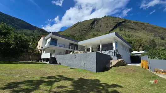Casa com 4 Quartos para alugar, 323m² no Retiro, Petrópolis