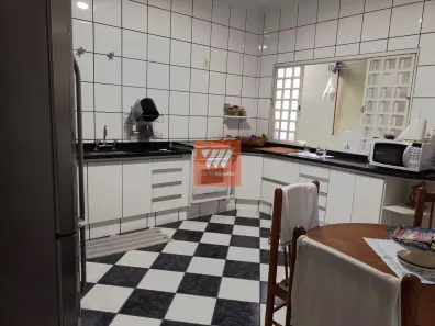 Casa com 4 Quartos para alugar, 220m² no Quiririm, Taubaté