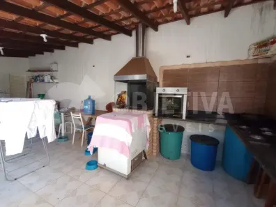 Casa com 3 Quartos à venda, 140m² no Laranjeiras, Uberlândia