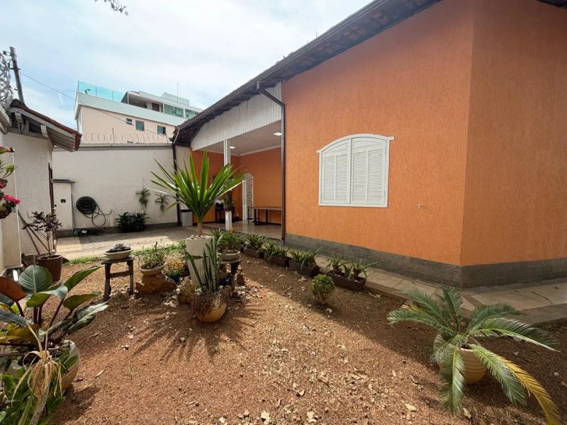 Casa com 5 quartos — Santa Amélia, Belo Horizonte