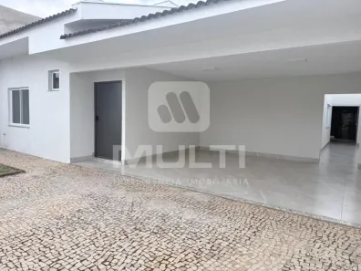 Casa com 3 Quartos para alugar, 240m² no Jardim Karaíba, Uberlândia