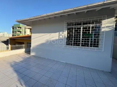 Casa com 3 Quartos para alugar, 250m² no Agronômica, Florianópolis
