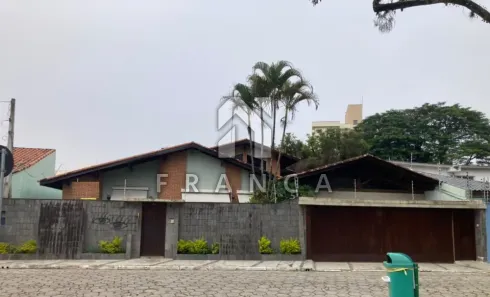 Sobrado com 3 Quartos à venda, 250m² no Jardim Siesta, Jacareí