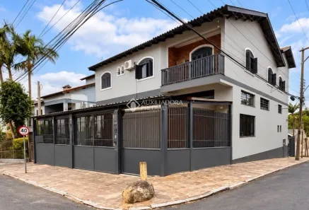 Casa com 3 Quartos à venda, 272m² no Jardim Sabará, Porto Alegre