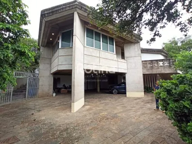 Casa com 4 Quartos para alugar, 1300m² no General Osório, Uberlândia