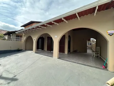 Imóvel Comercial com 4 Quartos para alugar, 180m² no Trindade, Florianópolis