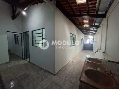 Casa com 2 Quartos para alugar, 60m² no Tibery, Uberlândia