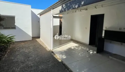Casa com 2 Quartos para alugar, 140m² no Tabajaras, Uberlândia