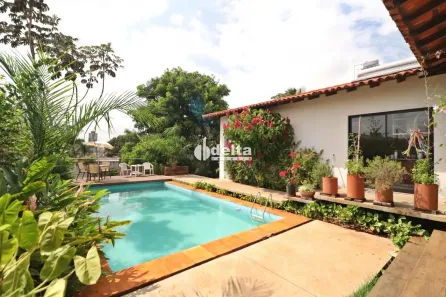 Casa com 4 Quartos para alugar, 350m² no Cidade Jardim, Uberlândia