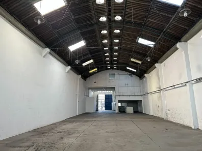 Galpão/Depósito/Armazém para venda ou aluguel, 600m² no Parada de Lucas, Rio de Janeiro