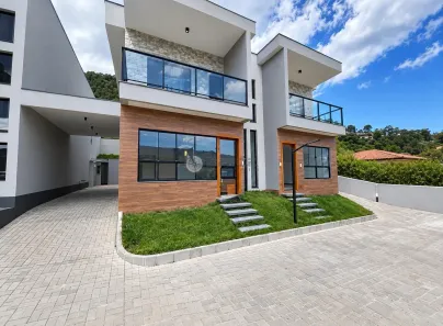 Casa com 3 Quartos para alugar, 139m² no Golfe, Teresópolis