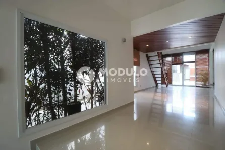 Casa com 4 Quartos para alugar, 250m² no Tabajaras, Uberlândia