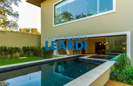 Casa com 5 Quartos para alugar, 645m² no Jardim Everest, São Paulo