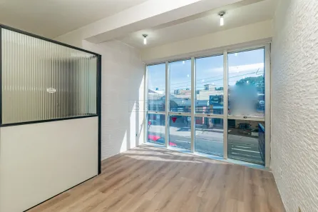 Sala Comercial para venda ou aluguel, 61m² no Passo da Areia, Porto Alegre