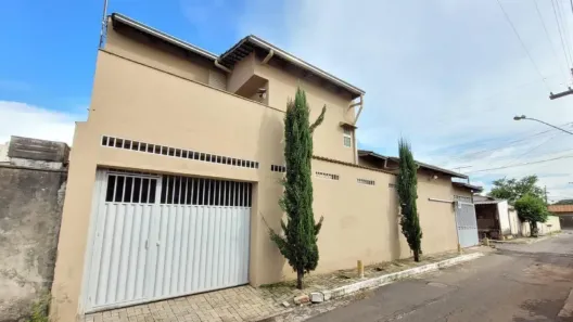 Sobrado com 3 Quartos à venda, 220m² no Vila Redenção, Goiânia