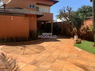 Casa com 5 Quartos para alugar, 370m² no Nossa Senhora das Graças, Uberlândia
