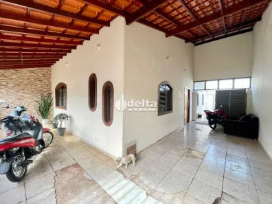 Casa com 6 Quartos à venda, 226m² no Bom Jesus, Uberlândia