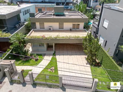 Casa com 3 Quartos para alugar, 261m² no América, Joinville