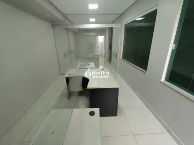 Ponto Comercial com 3 Quartos à venda, 350m² no Segismundo Pereira, Uberlândia