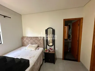 Casa com 3 Quartos à venda, 220m² no Dona Zulmira, Uberlândia