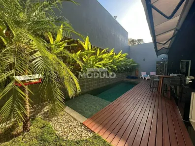 Casa com 3 Quartos para alugar, 305m² no Jardim Karaíba, Uberlândia