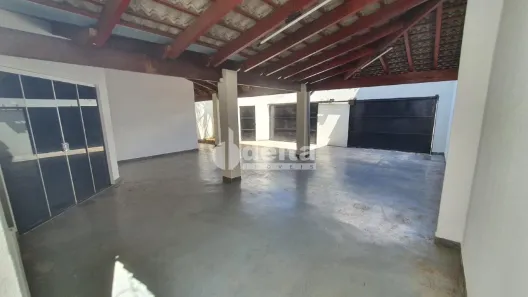 Casa com 3 Quartos para alugar, 240m² no Santa Rosa, Uberlândia