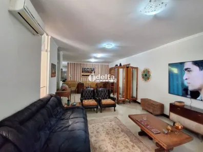 Casa com 3 Quartos à venda, 230m² no Jardim Patrícia, Uberlândia