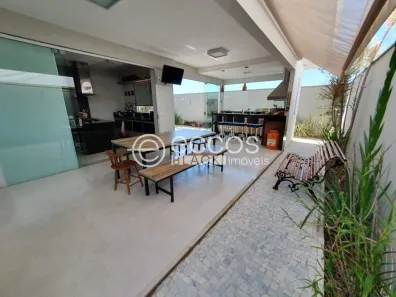 Casa de Condomínio com 3 Quartos à venda, 210m² no Jardim Inconfidência, Uberlândia