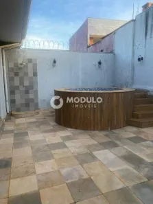 Casa com 3 Quartos para alugar, 375m² no Jardim Karaíba, Uberlândia