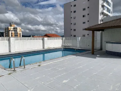 Casa com 3 Quartos para alugar, 700m² no Barreiros, São José