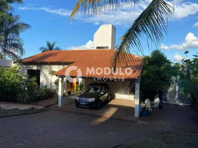 Casa com 3 Quartos para alugar, 350m² no Cidade Jardim, Uberlândia