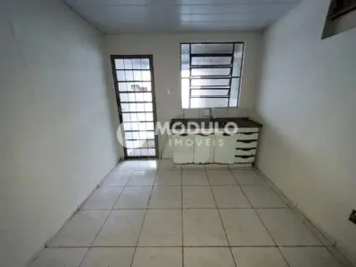 Casa com 3 Quartos para alugar, 65m² no Jardim das Palmeiras, Uberlândia