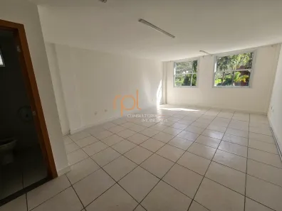 Sala Comercial para alugar, 32m² no Quarteirão Brasileiro, Petrópolis
