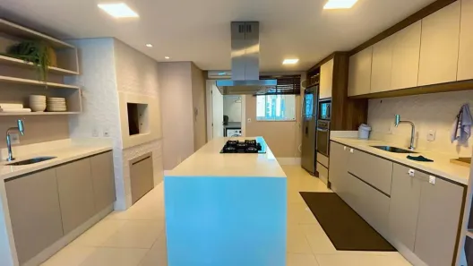 Apartamento com 3 Quartos para alugar, 130m² no Centro, Balneário Camboriú