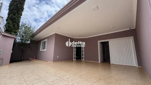 Casa com 4 Quartos para alugar, 268m² no Santa Mônica, Uberlândia