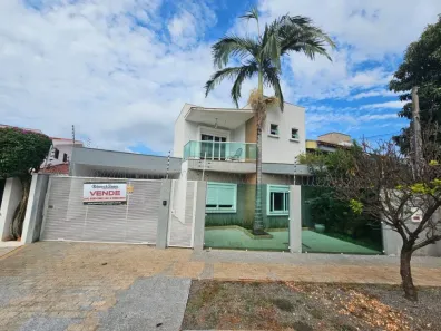 Sobrado com 5 Quartos à venda, 360m² no Zona 04, Maringá