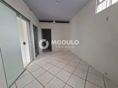 Casa com 2 Quartos para alugar, 52m² no Presidente Roosevelt, Uberlândia